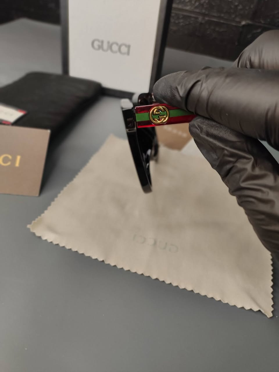 تألق بإطلالة تخطف الأنظار مع نظارات "GUCCI" الفاخرة، مزيج مثالي بين الفخامة والأناقة العصرية التي تستحقها.


**إذا كنت صاحب هذا الإعلان وتريد حذفه لأي سبب، رجاءا أرسل رسالة إلى الدعم الفني**
