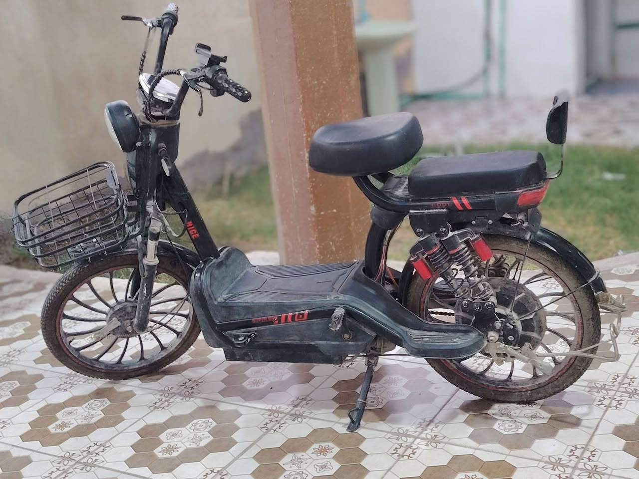 السلام عليكم
دراجه شحن للبيع رايدها ب200
نقصها بطاريه 
 ***********
