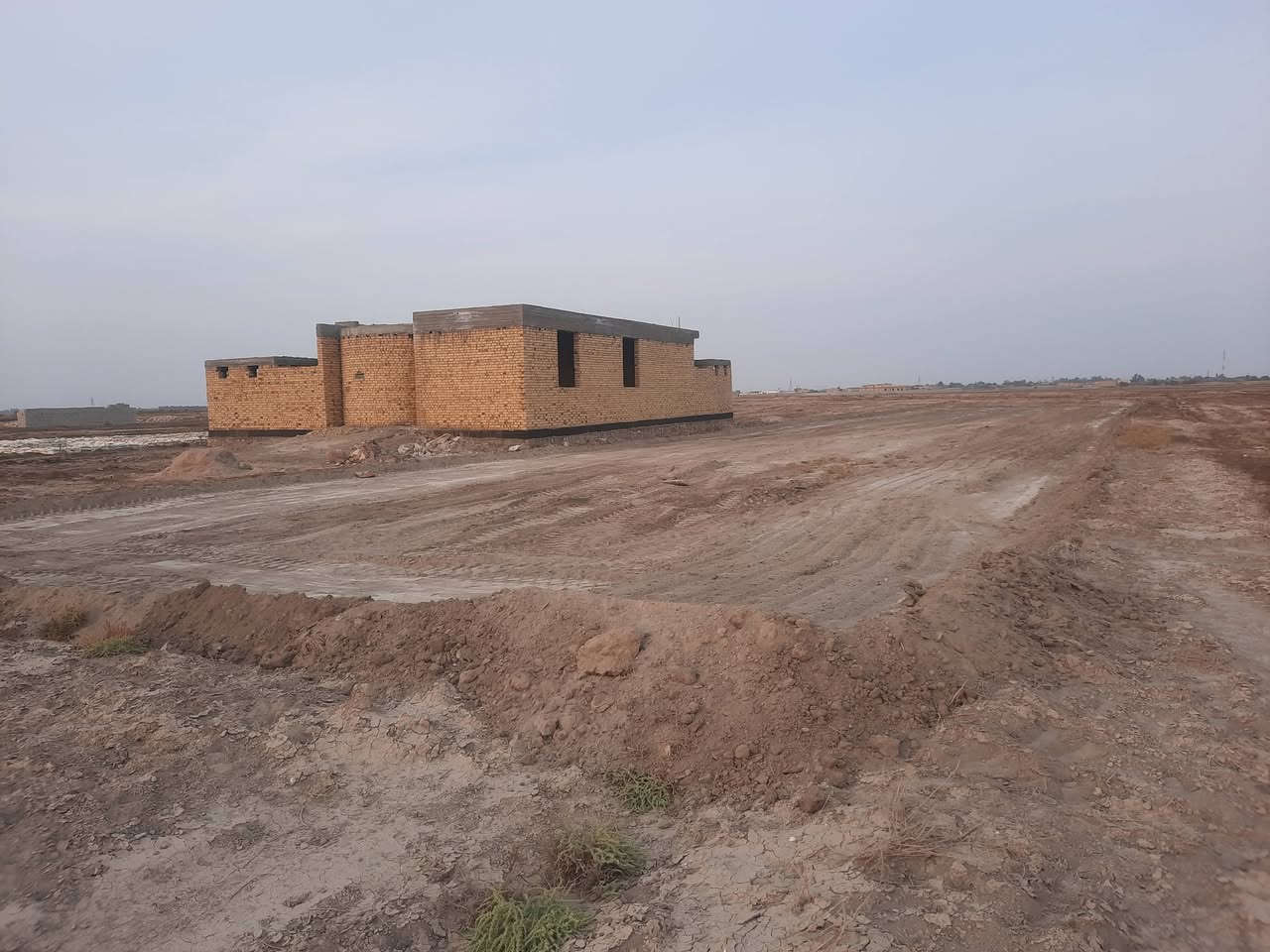 السلام عليكم...
4 قطع طابو زراعي تبعد عن الوركاء 1كم وعن الشارع العام 400 م مساحة كل قطعة 300 م باسعار مناسبة توجد في حي قيد الانشاء يحتوي اساسات جديدة وبيوت ترتبط بشارع سالك للشارع العام على الطريق بين الوركاء وال جريب للاستفسار المراسلة او الاتصال ***********
