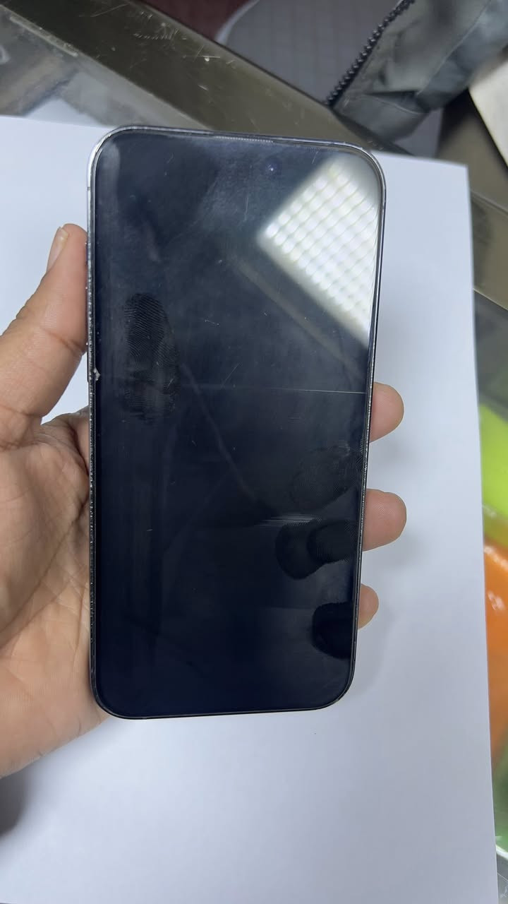 السلام عليكم 
ايفون 14 برو ماكس 
لون بنفسجي 
الجهاز نظيف جداً ما مفتوح ولا مبدل بيه شي 
وتر بروف 
الذاكرة 256
البطارية 76

للتواصل 
***********
