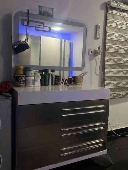 غرفه نوم مستعمله ٦ قطع  سعر ٤٥٠ وبيها مجال قليل  مكاني البصره *********** واتس .
