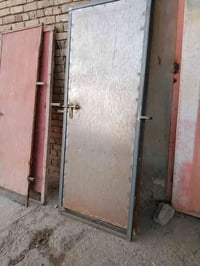 باب حديد ثقيل • عرض ٨٠ • ارتفاع ٢م