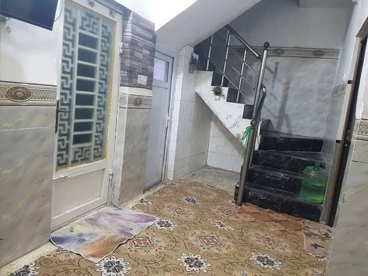 سلام عليكم بيت للبيع في كربلاء المقدسه مكان البيت عله طريق الحر قرب مستشفي اورام خلف مدارس العتبه العباسيه البيت طابقين طابق ال اول صاله ستقبال غرفه منور طارمه صحيات داخليه خارجيه طابق ثاني صاله ثلاث غرف معا صحيات وياهن صطح قرار محكمه سند 25واجهت البيت 10نزال 10مساحه البيت 100ال سعر خاص او تصال عل رقم ***********
