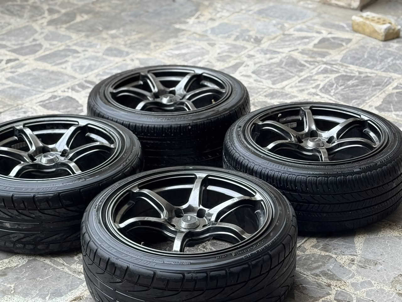 السلام عليكم
تخم وياله حجم 18  ماليزي اصلي 
يرهم كوري-ياباني-امريكي

مع تخم اطارات 

مكاني بغداد شارع فلسطين
عدي توصيل لكل المحافظات 
***********
***********
