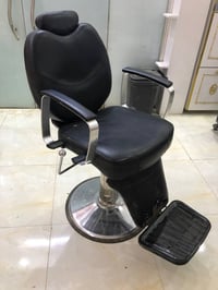 كرسي حلاقه للبيع نضيف وشغال سعره مناسب خاص وتساب 07850959545