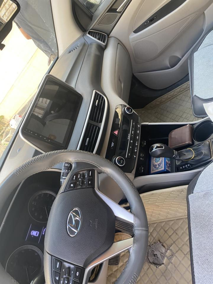 توسان ٢٠١٩ أمريكي ضربته خفيفه موضحه بالصور ماشيه ٤٨ ألف. محرك ٢٤٠٠ فول مواصفات عدا البانوراما كراسي بيهه تدفئه وتبريد قطعتين تبريد كرسي السائق كهربائي *********** واتساب السعر ١٧٠ وبيهه مجال للشراي السياره نضيفه كلش وباب السائق راجع بارد فقط
