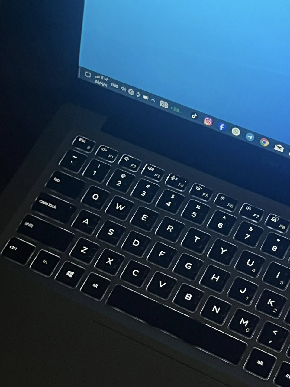 السلام عليكم لابتوب DELL جيل حديث ولون سلڤر للبيع .
اللابتوب جدا نضيف وادائة قوي ومواصفاته جدا عالية يفيد الي عنده دراسة او العاب او تصميم او غيرها من الاستعمالات.
المواصفات :
المعالج intel cori 5
الجيل : الثامن
كرت الشاشة : intel UHD GRAPHICS 
الرام : 8GB DDR4 
الذاكرة ( الهارد ) : SSD 256GB  M.2 ارقى نوعية ب الهاردات 
الشاشة : حجم 14.3 حوافها جدا ناعمه دقتها  تشغل 4K ضد التوهج ips فدشي مرتب .

المميزات:
لون سلڤر من الخارج والداخل 
كيبورد ضوئي ليزري
الشاشة حجم 14.3 بحواف ناعمه جدا.
اللابتوب نضافته كلش حلوه ماصارلي فتره من ماخذه .
منصب عليه وندوز 10 برو مفعل مدى الحياة.
منصب عليه اوفس مفعل مدى الحياة .
كيبورد عربي انكليزي ليزري ضوئي.
كامرة امامية جدا واضحه.
غالق كامرة سلايد.
سماعات ستيريو .
بطارية اللابتوب ليثيوم تطول وياك بالاستعمال المكثف اقل شي 5 ساعات
المنافذ :
منفذ الشحن
منفذ التايب سي للبيانات وللشحن
منفذ HDMI
منافذ USB ومنفذ Aux

الملحقات :
ملحقاتها كله كاملة وجديدة غير مستخدمة لان ماصارلي فترة بسيطة جدا من اخذته.
شاحنة اللابتوب اصلية مختومه من شركة DELL  .
جنطة اللابتوب ماركة اصلية وبعدهي جديدة مامستعمله ابدا .

اللابتوب كلش نضيف ومواصفاته قوية ومحترمه وتصميمه سوبر سلم ومرتب .
ومابي أي نقص كيبورد سماعات انترنت شاشة كامرة كله شغال وممتاز ومابي اي نقص من اي ناحية.

السعر : 295 الف وبي مجال قليل .
مكاني النجف 
واليريده توصيل هم موجود ان شاء الله

*********** بي واتساب

(لابتوب DELL جيل حديث دلل دل اربيل سليمانيه حاسبة لابتوبات للبيع النجف بغداد الموصل البصرة)
