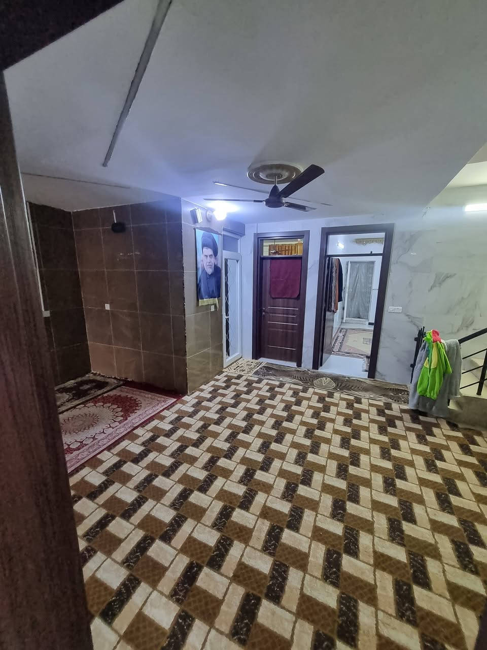 السلام عليكم ورحمة الله وبركاته 
بيت للبيع مساحه ١٥٠
يحتوي على (٦) غرف نوم معا استقبال معا مطبخ 
معا خدمات كامل مكمل
البيت تجي وسكن بي نطيف جدأ
استفسار على رقم ***********
