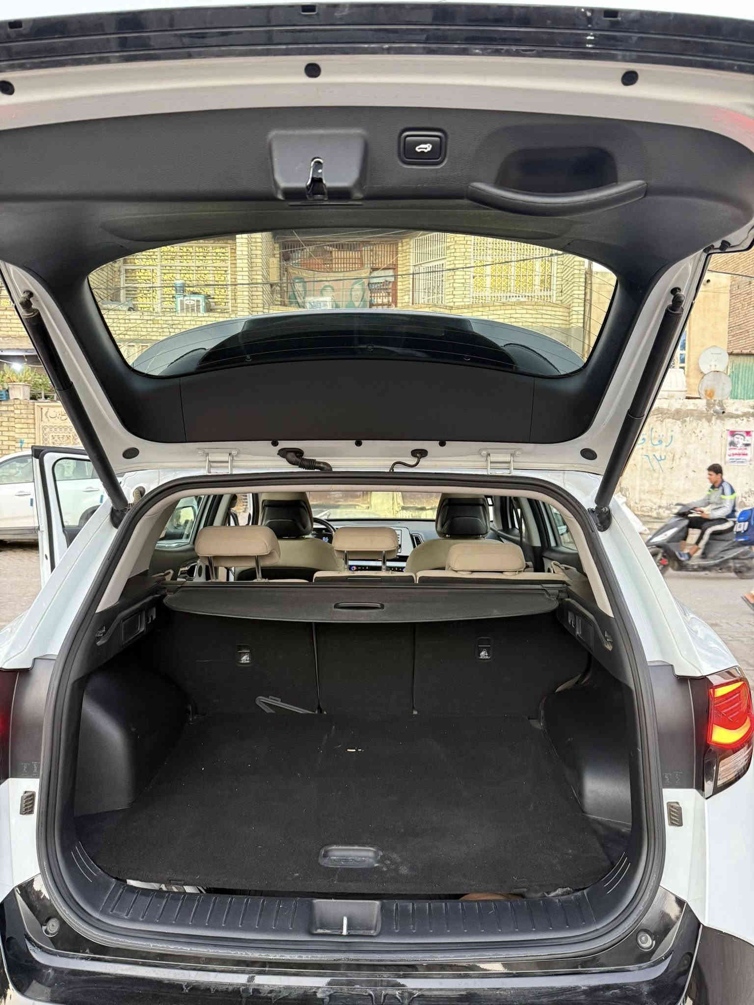 السلام عليكم 
سبورتج 2024
موصفاته 
بنوراما 
حساسات إماميه خلفيه 
صندوق كهرباء 
مري شفط
سايد بريك بصمه 
كشنات تدفئه مع ستيرن
السياره موصفات الجيني بس مو جيتي يعني فول 
السياره بيه بارد بل باب عكس السايق وبل جاملغ الأمامي عله جهه السايق هم بارد وبيه بارد بل جاملغ الأماني عكس السايق 
رقم السياره بغداد 
السياره ماشيه 15 الف 
السعر 240 وبيه مجال بسيط
رقم التليفون ***********
