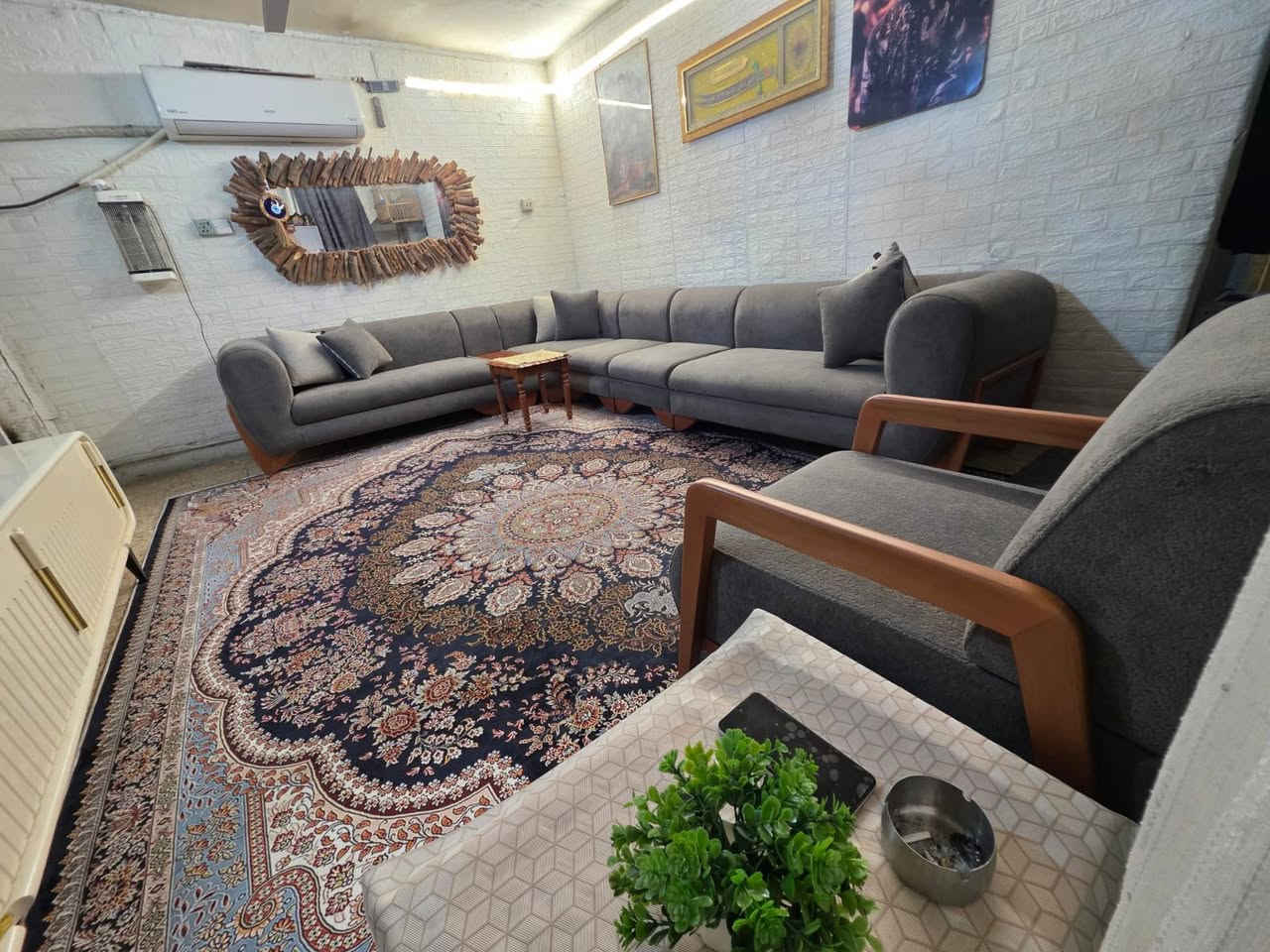 السلام عليكم 
كورنر ٩ نفرات تركي ماركا iPEkilEf نضافه 100%100 ستعمال شي قليل السعر مليون او ١٠٠ بغداد المنصور رقم الهاتف ***********
