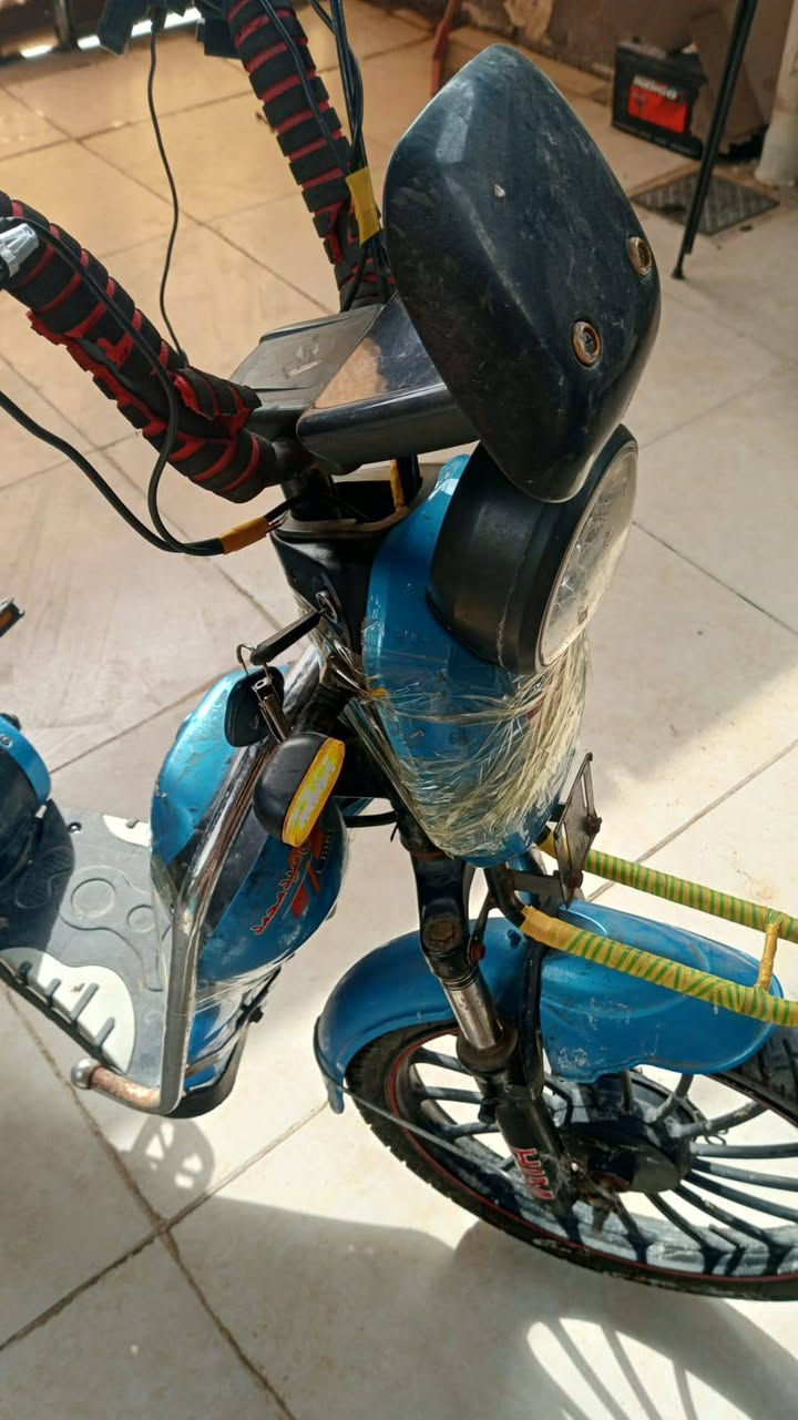 دراجة شحن للبيع شغالة تايرات جديد لوك كهربائيات كاملة نقص بطاريات اثنين بس  رايده250 ))***********
