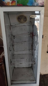 ثلاجة • شغالة • ما بيها شي