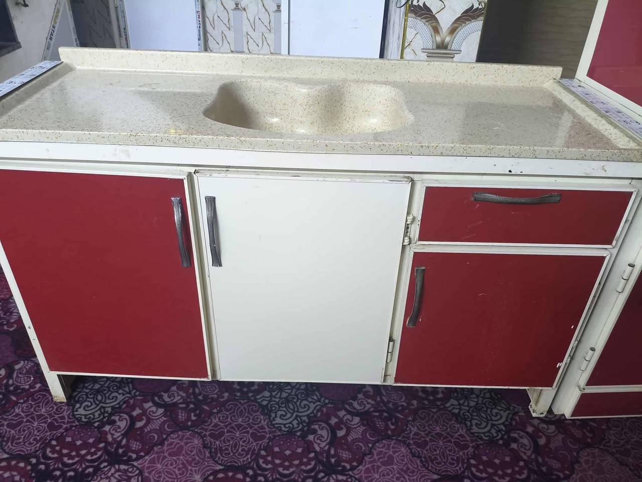 كاونتر تزكام ٣قطع اخو الجديد
الكاونتر مترين والسنك متر ونص 
مكاني بغداد منطقه الرشاد 
الشراي يتصل 
***********
