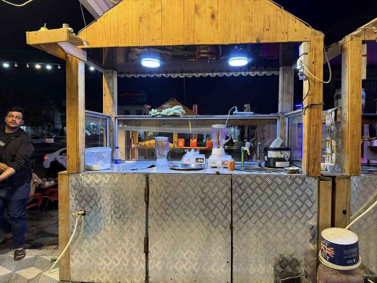 سلام عليكم  ميوزه البيع ميز الشاي قياسه مترين ونصف وميز العصير قياسه مترين المكان نجف للاستفسار على هذا الرقم ***********
