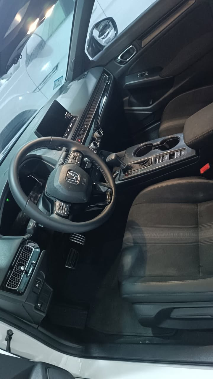 للبيع – Honda Civic 2025
 • الموديل: 2025
 • الفئة: Sport
 • المحرك: 2.0 لتر – 4 سلندر
 • القوة: حوالي 158 حصان
 • ناقل الحركة: أوتوماتيك (CVT)
 • نظام الدفع: أمامي (FWD)
 • الوقود: بنزين – اقتصادي في الصرف
 • جنوط ألمنيوم رياضية 18 إنج
 • شاشة لمس وسطية
 • نظام Apple CarPlay و Android Auto
 • كاميرا خلفية
 • حساسات أمان
 • مثبت سرعة
 • نظام الدخول الذكي (Smart Key)
 • تشغيل السيارة بزر (Push Start)
 • نظام أمان Honda Sensing
 • مكيف هواء أوتوماتيك
 • إضاءة LED أمامية وخلفية
 • مقاعد رياضية مريحة

🚗 سيارة دخول جديد
📄 رقم كاتي دهوك
✔️ تگدر تترقم إقليم كردستان

⚠️ السيارة بها ملاحظات صبغ موضحة بالصور

رقم الشاصي:
2HGFE2F59SH526217

📞 للمزيد من المعلومات اتصل:
***********

📲 واتساب موجود
