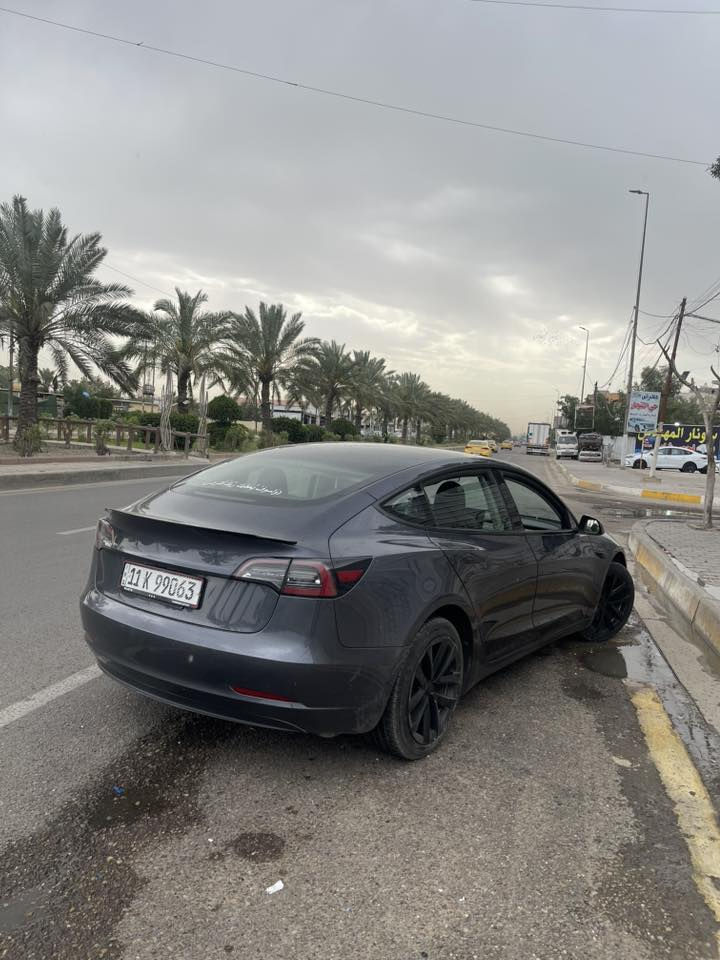 تسلا مودل ٣ تك ماطور ماشية ٤٢ الف اون لاين اخر تحديث السيارة بيها ٤ قطع تبديل نفس لون بدون صبغ بدون دواخل وبيها كلير ب جاملغ الخلفي اليسرة بدون ضربة 
السعر ١٤٠
***********
