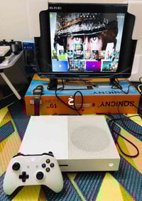 شاشة ١٩ بوصة • دقة ١٠٨٠ • جديدة بالكرتون