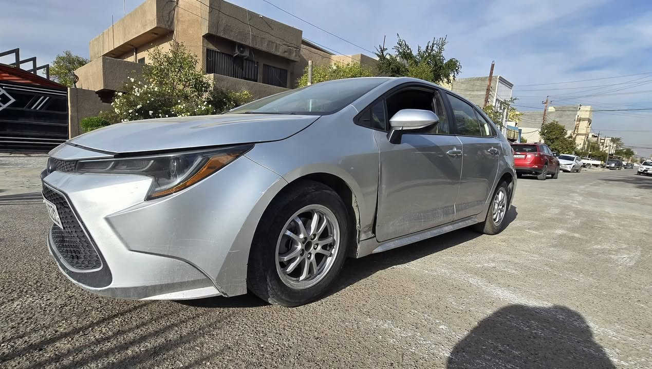 للبيع: تويوتا كورولا LE موديل 2022 (وارد أمريكي) 🚗
للبيع سيارة تويوتا كورولا LE بحالة ممتازة جداً وجاهزة للاستخدام، اقتصادية وعملية ومجهزة بأحدث مواصفات الأمان.
​📌 تفاصيل السيارة:
​الموديل: 2022
​الفئة: LE
​اللون: رصاصي.
​المسافة المقطوعة: 78,000 كيلومتر فقط
​الوارد: أمريكي 🇺🇸
​🛠️ المواصفات الأساسية والميزات:
​المحرك: 1.8 لتر، 4 سلندر (اقتصادي جداً في استهلاك الوقود)
​ناقل الحركة: أوتوماتيك CVT سلس للغاية
​شاشة العرض: شاشة لمس تدعم نظام Apple CarPlay و Android Auto
​أنظمة الأمان (Toyota Safety Sense):
​نظام الرادار ومثبت السرعة الذكي
​نظام التنبيه عند الخروج عن المسار والحفاظ عليه
​نظام مكابح الطوارئ التلقائية ومنع الاصطدام
​الكاميرا: كاميرا خلفية عالية الدقة للمساعدة في الاصطفاف
​الإضاءة: أنوار أمامية LED ليلية ونهارية
​الراحة: تكييف ممتاز (ثلاجة)، تحكم كامل من المقود  وبلوتوث
​🔍 حالة السيارة:
​السيارة نظيفة بحالة ممتازة
(ملاحظة: صور الحادث موجوده ).
​📍 الموقع: [ بغداد اليرموك ]
💰 السعر: 142 (قابل للتفاوض بالمعقول للجادين)
​📞 للتواصل والاستفسار: يرجى المراسلة على الخاص أو الاتصال على الرقم: ***********
