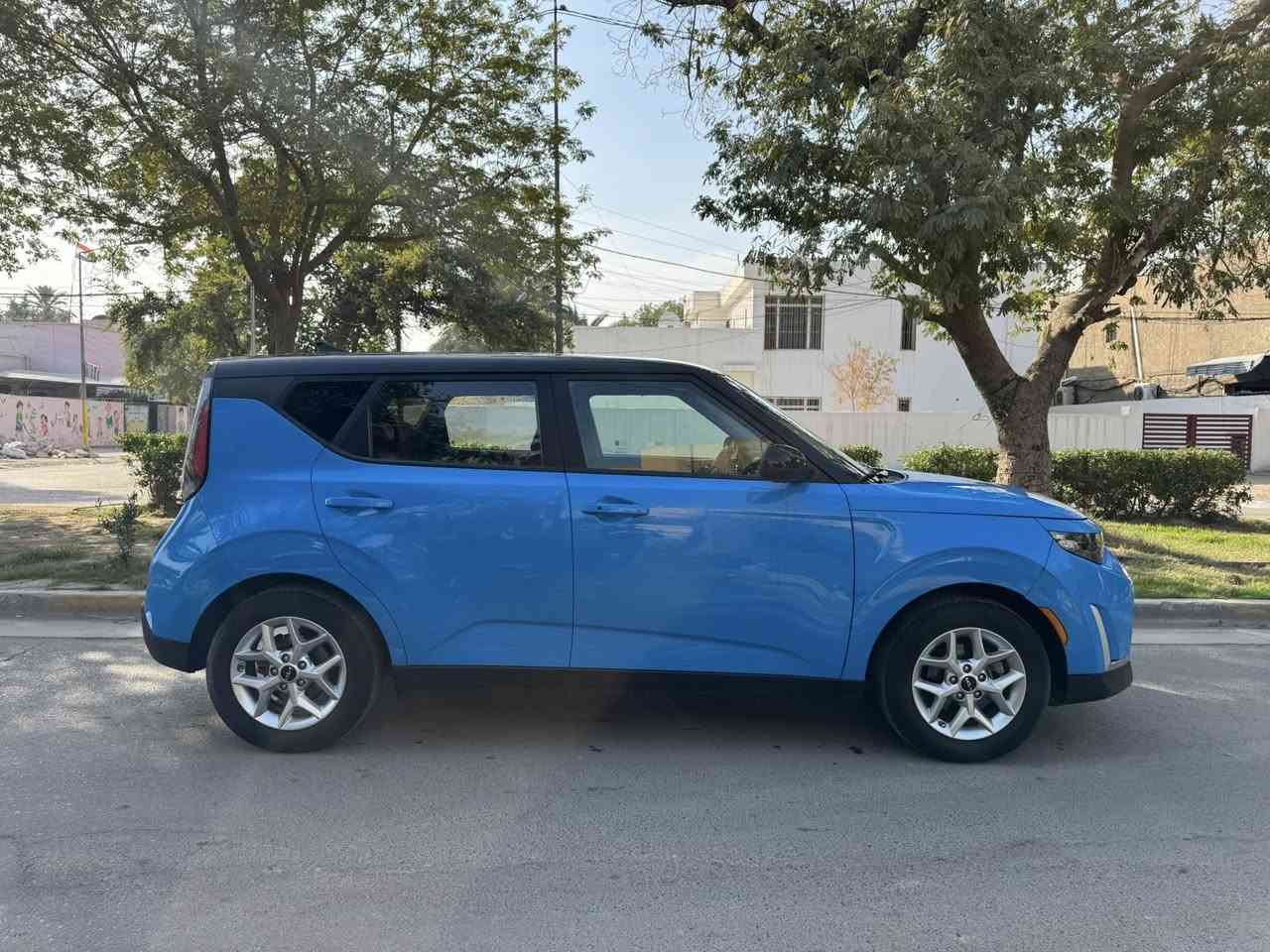 السلام عليكم
كيا صول موديل 23 لون مميز تو كلر ( قمارة اسود ) 
حادثها جاملغ امامي وبابتين . 
ماشية 35 الف ميل . 
مواصفات :- محرك 2000 دوش ، بصمة ، تشغيل عن بعد ، شاشة كبيرة ابل كاربلي ، كاميرا خلفية ، رادار امامي وخلفي وجانبي ، مانع توقف ، نقاط عمياء ، 3 انظمة قيادة ، اوتو ستوب ( اطفاء ذاتي ) ، مانع تزحلق ، مثبت سرعة ، ويل كب  ، تبريد شاشة ، كشنات كهرباء ، وباقي مواصفات المعروفة … 
رقم اربيل جديد ( وكالة او تحويل ) . 
السعر :- 158$  وبيها مجال بسيط . 
مكان / بغداد . 
للاتصال / *********** .
