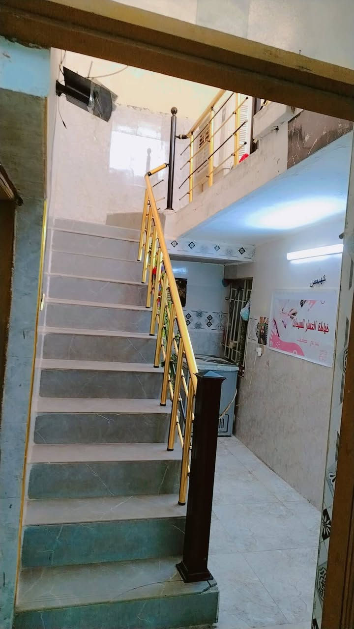 السلام عليكم بيت للبيع في منطقت الحسينيه الراشديه شارع خدمات مسقط على شارع تجاري البيت يحتوي على استقبال ومطبخ واربع غرف وصحيات داخل وخارج بيه سطحين البيت قاط ونص البيع اعكاده للستفسارعلى هذا الرقم ***********
