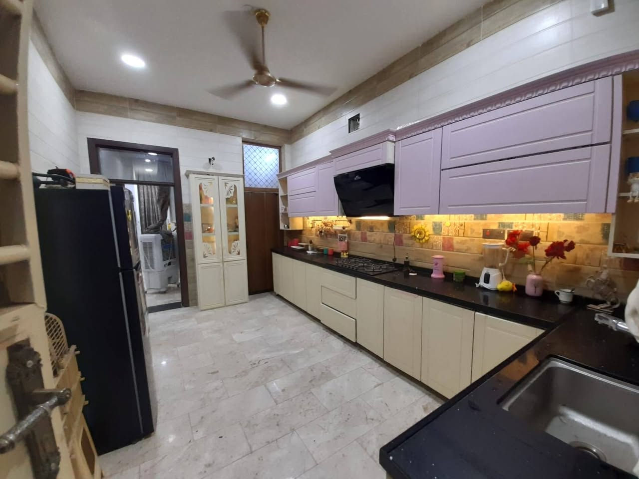 دار للبيع المساحه ١٥٠متر طابقين ٤غرف نوم صاله مطبخ خدمات حولي كراج سياره حديقه مدخلين بناء كلش نظيف. حديث وجديد طابو ملك صرف عنوان الدار حي الشباب منطقه الضباط ***********. *********** مكتب مينا للعقار يوجد لدينا عروض آخره...
