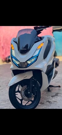 هوندا PCX • دراجة نارية هوندا • PCX الجيل الرابع • هوندا PCX ابيض • سك...