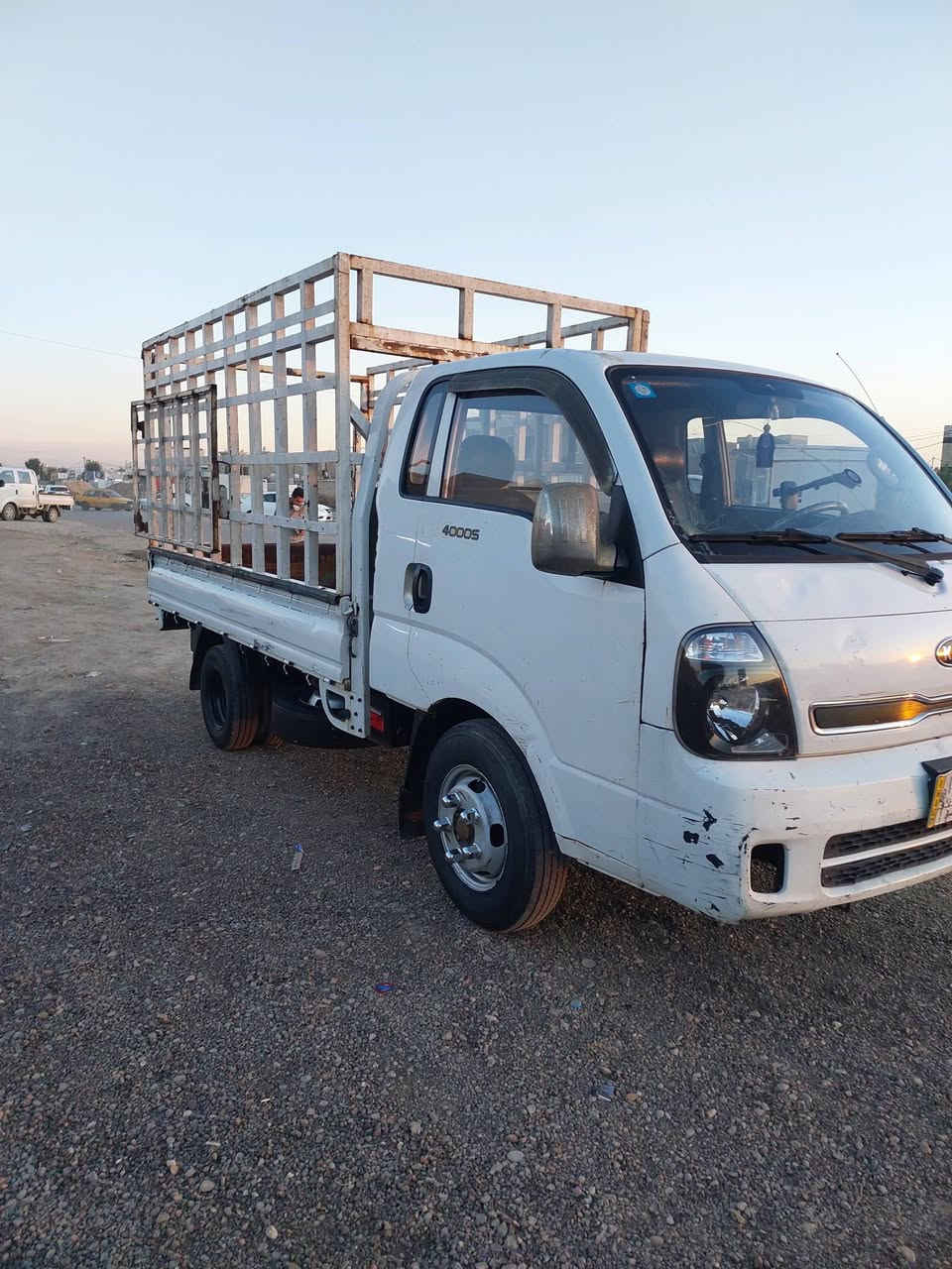 سلام عليكم 
كيا فحل موديل ٢٠١٣ سيارة جاهزة 
السعر ١٠٣ 
رقم بغداد مشروع وطني تحويل ثاني يوم 
عليهة غرامة مليون وربع ينزل من سعرهة 
عنواني بغداد ركية وفاضل 
***********
