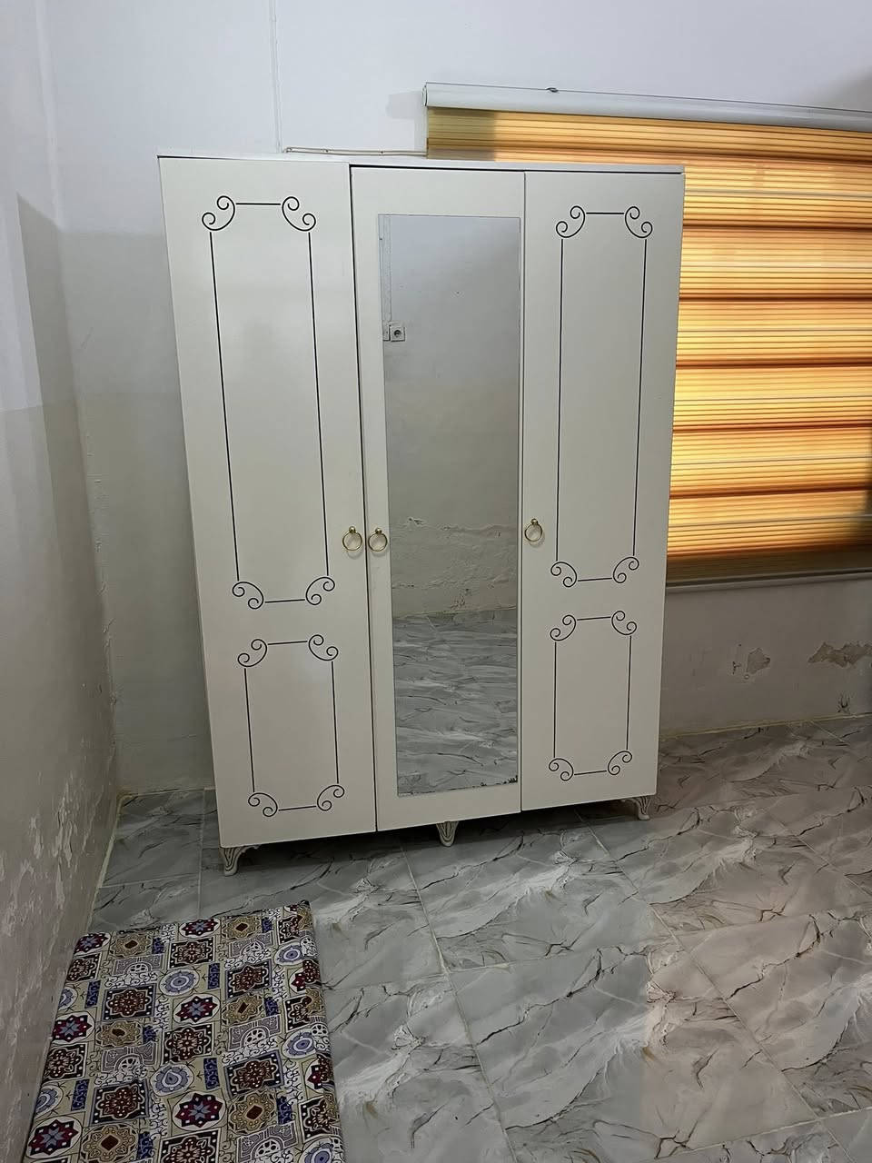 السلام عليكم
القنصور ١٣٠ ألف 
الميز والكراسي ٦٠ ألف 
والدواشك عدد ٢ ٢٥ ألف 
***********
