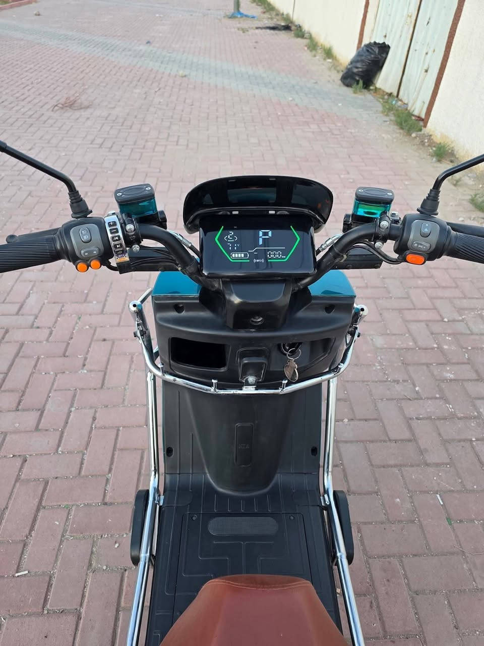 السلام عليكم ، دراجة شحن للبيع مواصفات :
6 بطاريات كبار 

ملف 2000 واط 

72 فولت 

سرعة 100 

مسجل بلوتوث 

مدرعة بالكامل 

بريكات ديسك قوية 

استخدام شخصي قليل وقطع غيارها متوفره لدى شركه الجوهرة البحرية 

سعر الدراجه : 800 الف وبيها مجال 

رقمي: ***********
