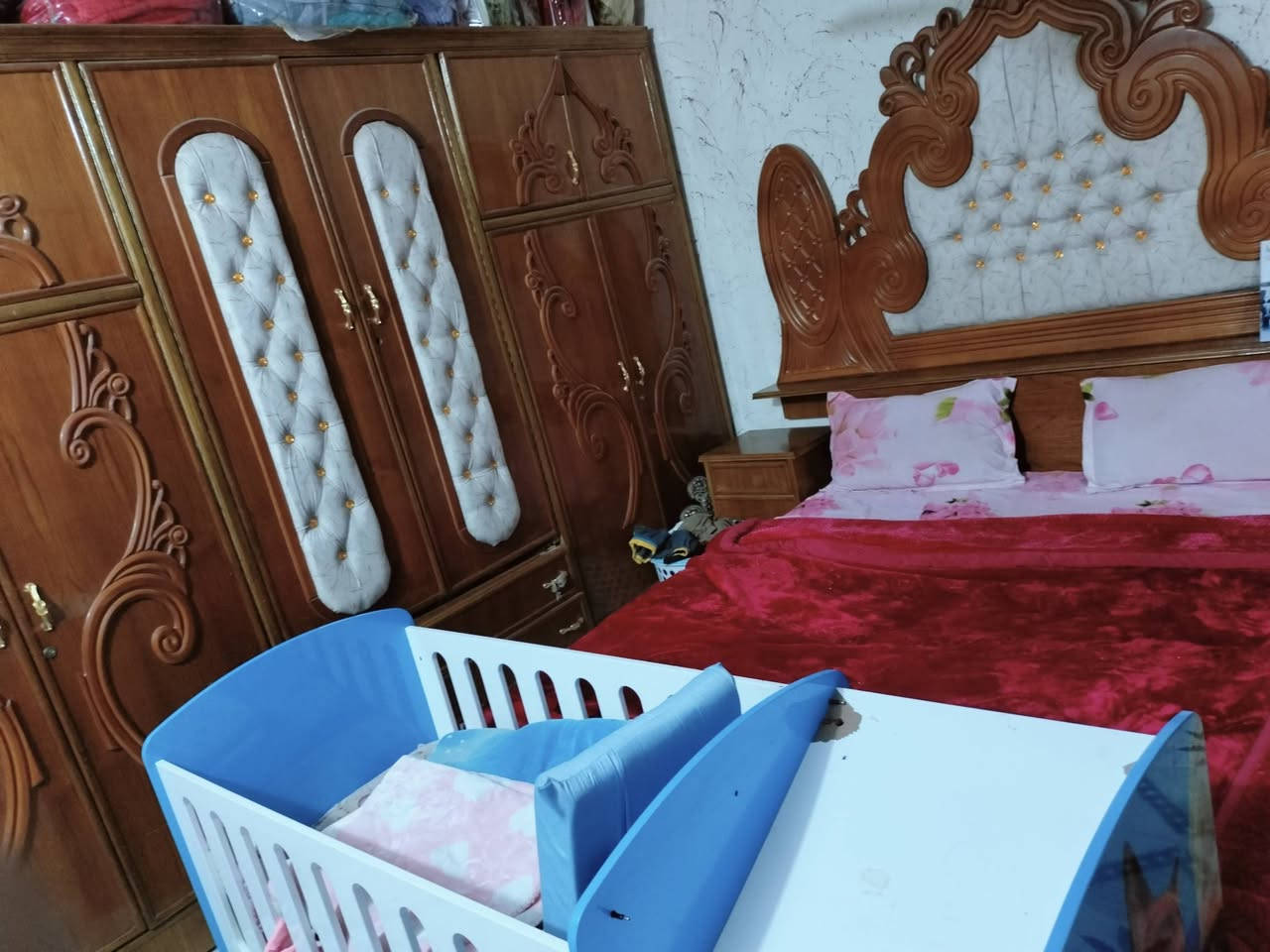 غراض نضيفه للبيع مستعجل عليهن
تجي تفحص وشوف نضافة 
سبالت عدد2
غرفة نوم 
مجمده 
ثلاجه
براد
طباخ
كاونتر كامل 
ميز طعام
تخم 
مرايه
تلفزيون كبير
اضافه الى باقي غراض غير منشوره
الاتصال ***********
