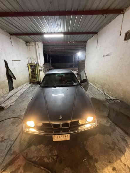 السلام عليكم     
‏  bmw 735 بيع او مراوس 
موديل 93
رقم بغداد الاماني 
محرك 35 
تبريد شغال
محرك كير شرط
ايرباك 
صاج ملكي 
ويل خليه اصلي 
كشان جلد ميكانيك 
سنتر لك تقفل سويج يصعد جام وتنزل فتحا
كهربائيات كلها شغاله 
لا جطل ولا تحوير سياره بلادياتها سليمه 
بيها طخه خفيفه بل بكلايت الايسر الخلفي معمره حلو 
صدر خلفي امامي جديد 
سعر 50 بيها مجال 
مكانها الانبار حديثه ***********
