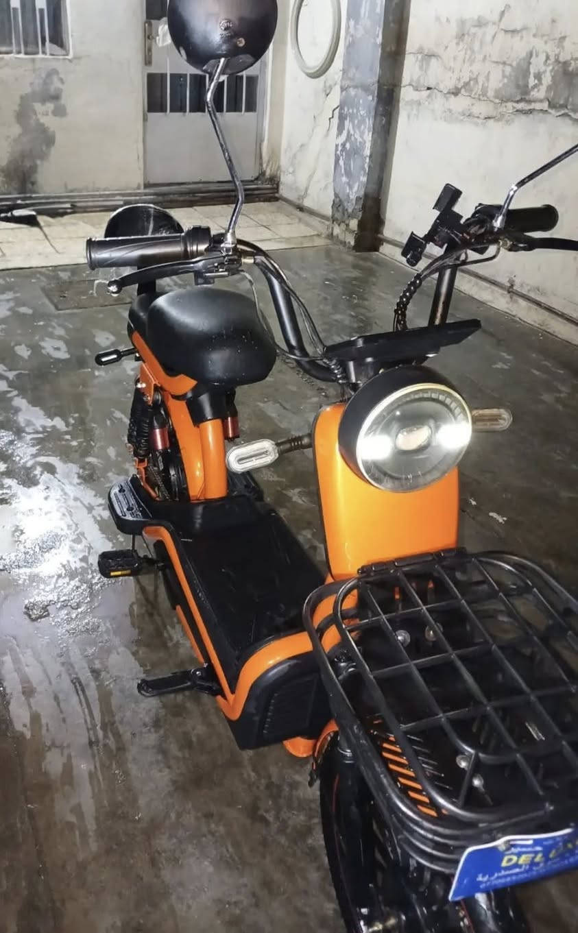 دراجه شحن للبيع موديل 2024 النوعيه ولي مختوم المواصفات 1: الدراجه أربعه سرع السرعه القصوى 78 
2: الدراجه تحتوي على ثنين سويجات 
3: اشاير يمين يسار شغاله 
4: لايت شغال 
5: هورن شغال 
6: خمس بطاريات نضيفه وجديدات 
7: أربع دبلات كبار 
8: الدراجه حجم 20 
9: الدراجه نضيفه كلش وما بيها أي عيب او عطل فقط الجاملغ الخلفي مكسور 
العنوان الشعب حي التجار 
رقم الهاتف : ***********
