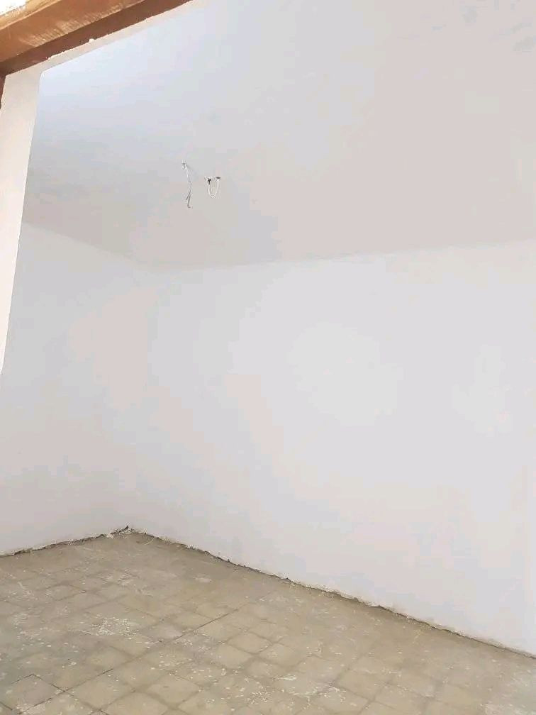 السلام عليكم بيت للبيع مساحة ١٠٠ متر طابو ملك صرف طابق ونص يحتوي الطابق الارضي على استقبال وغرفة نوم وهول وترك ومطبخ وصحيات ٢ 
والطابق الثاني غرفة نوم كبيره وهول السطح شتايكر الموقع خدمات مسقط منطقة ال ١٦ قرب المستشفى التركي في الحسينية البيت بأسمي وليس دلال للاستفسار ***********
