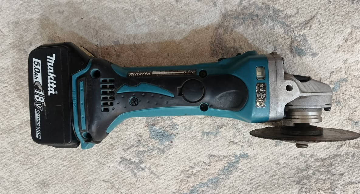 كوسره ماكيتا للبيع مع بطاريه فقط ٥امبير واتساب ***********
