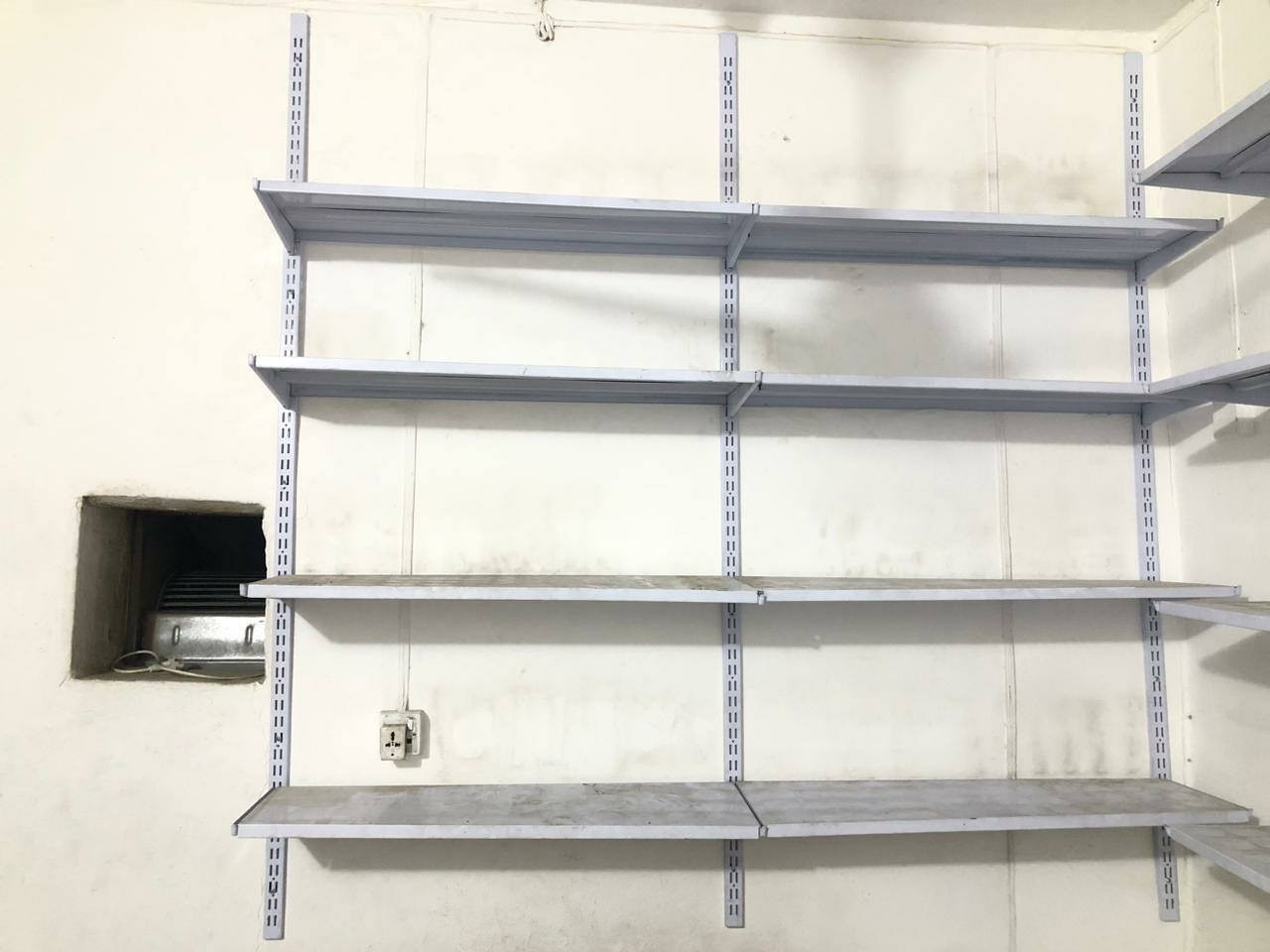 السلام عليكم رفوف عدد 28 وميز ومبردة للبيع بسعر 400 الف للاستفسار الاتصال على الرقم *********** العنوان بغداد/حي القاهرة/الدلفيه
