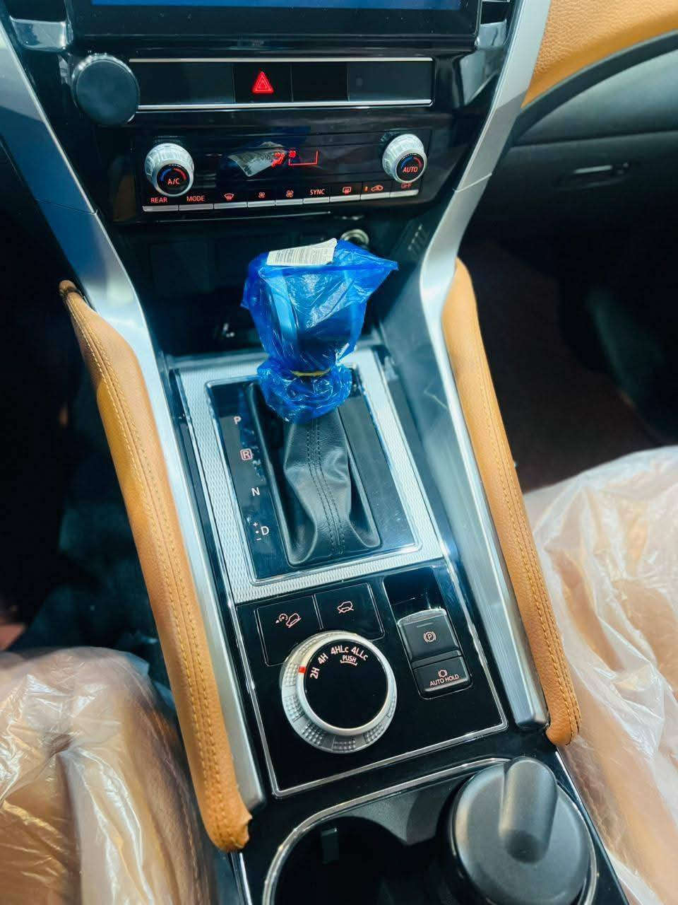 السلام عليكم
للبيع فقط 

باجيرو سبورت 2020  كت رياضي 

‎مواصفات السيارة💫

‎فتحه سقف 

‎حساس امامي +خلفي 

‎كير 8نمر 

‎هندبريك دگمه 

‎شفتات ستيرين 

‎تحكم قيادة 

‎بصمة تشغيل وبصمة ابواب 

‎ويل اسود + جلد قرميدي 

‎مري شفط 

‎وبعد بيه هواي مواصفات

ماشية 50الف حقيقي   مكفوله كفاله عامة  من الصبغ والبارد ، 

سياره كاملة من كلشي مابيها أي نقص 

هزه سنوية 

السياره جديده ونظيفه وبل عافيه عل ياخذها، 

***********
