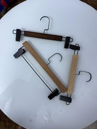 تعاليك بنطرون وبجامة  العدد 65 قطعة بيعة وحدة  السعر 1000 دينار توصيل ...