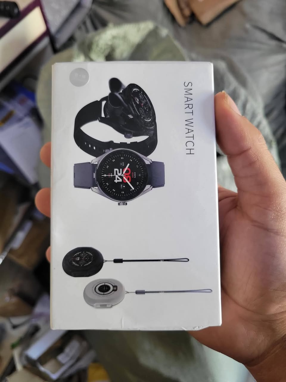 الساعة الذكية هي عبارة عن جهاز 2 في 1 يدمج الساعة مع سماعات أذن لاسلكية، وتتميز بالمواصفات التالية: 
سماعات مدمجة: تحتوي على سماعات أذن Bluetooth مدمجة داخل هيكل الساعة.
مراقبة صحية: تتضمن وظائف لمراقبة معدل ضربات القلب، ضغط الدم، ومستويات أكسجين الدم.
تقنية الاتصال: تدعم تقنية NFC للمدفوعات اللاتلامسية ووظائف مكالمات Bluetooth.
مقاومة الماء: مصنفة بمقاومة للماء بتصنيف IP67.
توافق النظام: تعمل مع أنظمة أندرويد.


**إذا كنت صاحب هذا الإعلان وتريد حذفه لأي سبب، رجاءا أرسل رسالة إلى الدعم الفني**