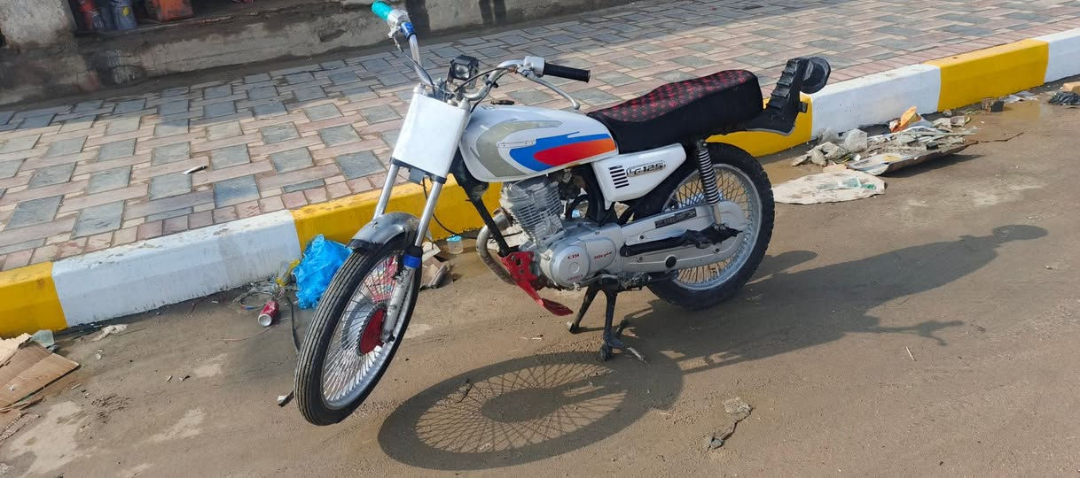 السلام عليكم دراجه ايراني كلك  للبيع دراجه نضيفه وحلوه مكينه برقي ما مفتوح بلاد مكاني الناصريه قضاه الفهود / السعر لو خاص او ***********
