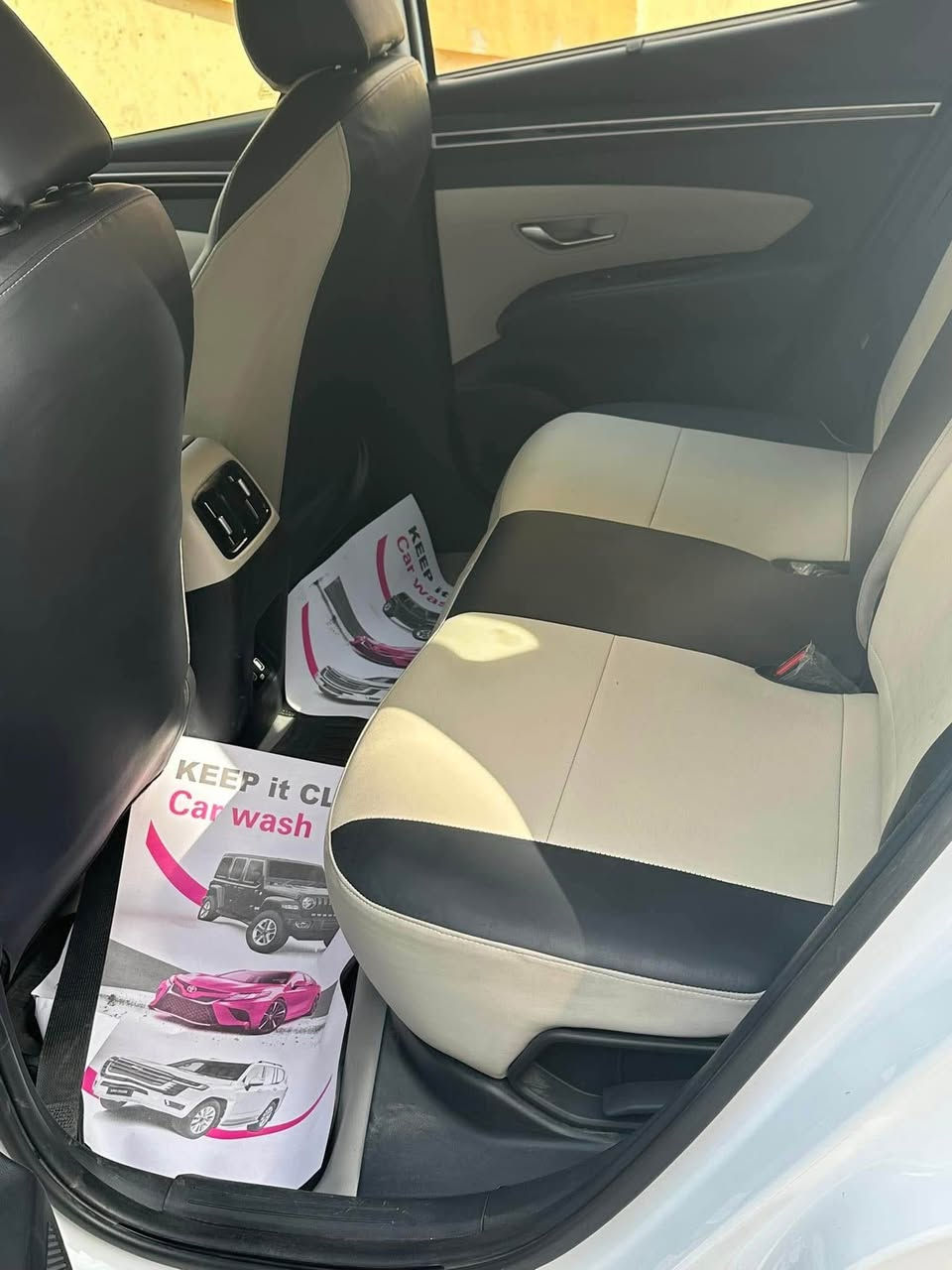 ‭‬ ‎توكسان 2023                   
خليجيه ماشيه 54  الف  قابل للزياده 
او مراوس بسورنتو 7 راكب 
‎‏ حجم المحرك 2000 . DOHC
‎‏ مرتبط بكير بوكس 6 سرعات 
‎‏ مفتاح التشغيل بصمة                 
‎تشغيل عن بعد 
‎‏           AIRBAG عدد 2
‎‏ هاند بريك بصمة                         
‎ حساسات امامية
‎‏ حساسات خلفية                         
‎‏حركة المقاعد الامامية كهرباء 
‎‏تحكم مقود جهتان                      
‎‏ مثبت السرعة 
‎‏ويل كب حجم الاطارات 235/55R18
‎‏ شاشة ابل كار بلي ❗️                  
‎‏ كاميرا دوارة ❗️
‎‏ اريل نفكيتر ❗️                           
‎‏لايت زينون + LED‏ 
‎‏ بك لايت LED
‎‏ كشافات زينون                            
‎‏ اشاير بالمري والمري قابله للطي 
‎‏ نظام مانع تزحلق                         
‎‏ABS
‎‏شاحن واير ليس
‎‏ نقطة نزول المنحدرات 
‎‏ بردات ابواب خلفية                    
‎‏ برده خلفية 
‎‏ تبريد امامي و خلفي
‎‏ درايف مود                                  
‎‏⭕️NORMAL
‎‏⭕eco
‎‏⭕SPORT
‎‏ اوتو هولد                                  
‎‏مخرج AUS
‎‏ مخرج USB
‎‏Bluetooth 
‎‏مخرج منفذ الطاقة عدد 2
‎ السعر 225 
تخم تاير جديد زتيوم كوري اصلي 
باتري جديد الو الضمان  
رقم بغداد 
*********** بغداد, العراق
