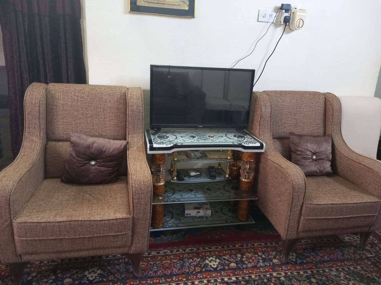 السلام عليكم
تخم للبيع قتفات ٢ كبار وكراسي ٢ جديد صارله شهر احنه مشتغلي البيت ويه طابوريه عدد ٢ مكان البياع شرطة الرابعه السعر ٨٥٠   ***********
