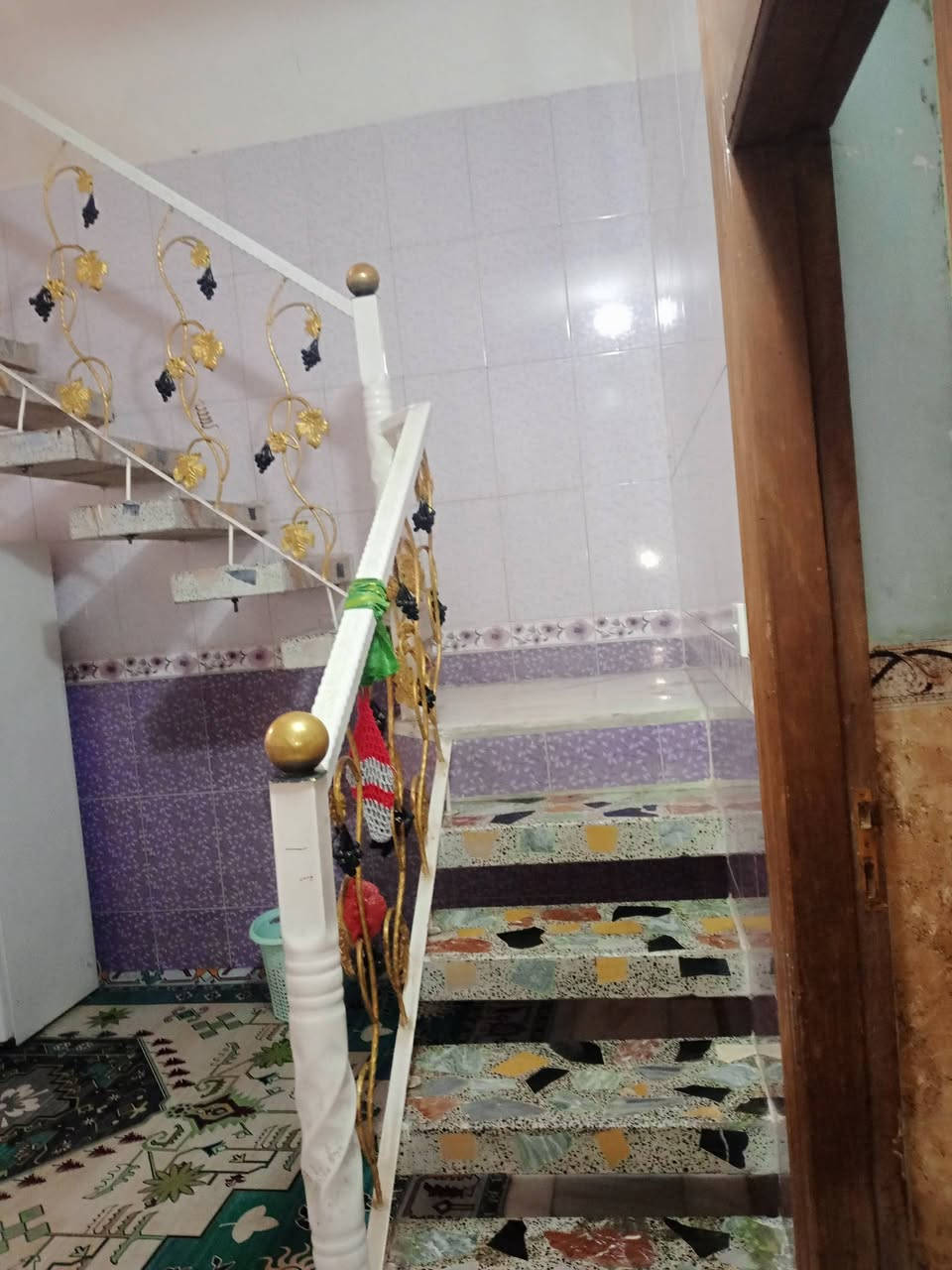 سلام عليكم بيت للبيع  قاط واحد مساحه ١٠٠ نضيف جدا مكان الحسينية شارع ابو سمير استفسار عل رقم ***********
