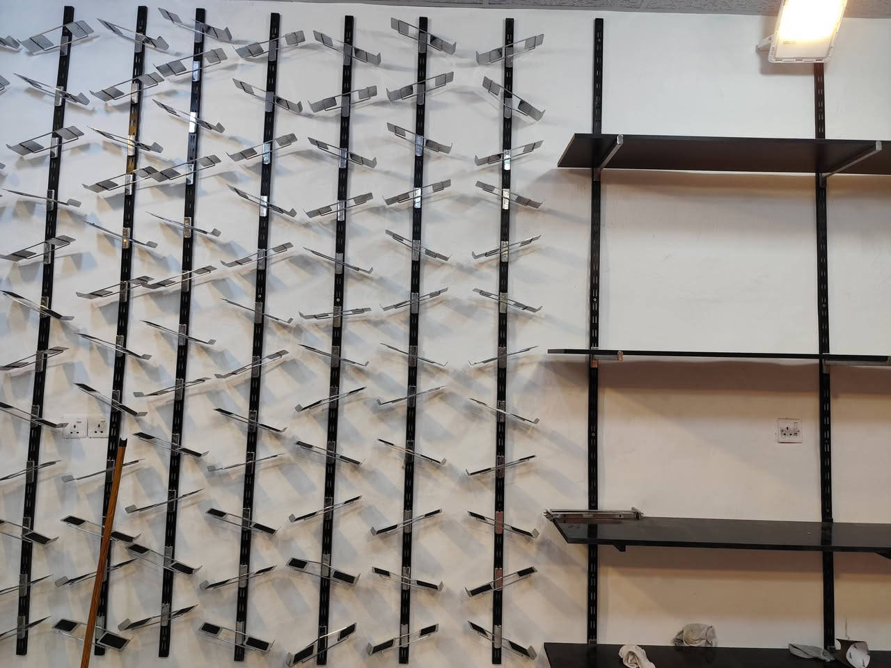 السلام عليكم
من رخصة الادمن 
رفوف محل للبيع 
خشب 
ستاندات خشب 
ستاند احذيه 
مساطر 
للاستفسار الاتصال على الرقم ***********
