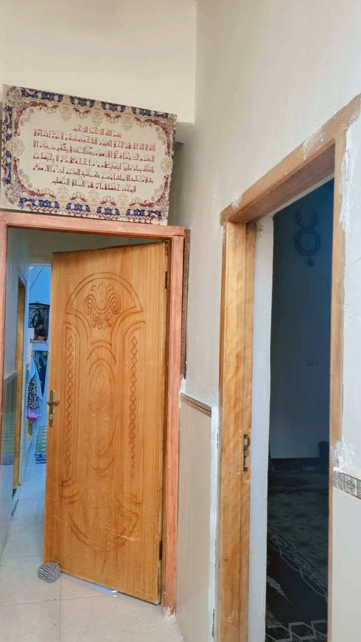 السلام عليكم بيت للبيع اليوبه قرب مدرسة الصقر شارع الشهيد ابو يتيم ٤غرف وهول واستقبال ومطبخ وحمامات ٢ وتواليت ٢ كراج وحديقه٢٠٠ متر بناء ٢٠٢٢ اساس طابوق مع رباطات كونكريت مسلح بناء اليت بلوك بناء شخصي 
السعر ٩٥ بي مجال لتواصل مع صاحب البيت ***********
