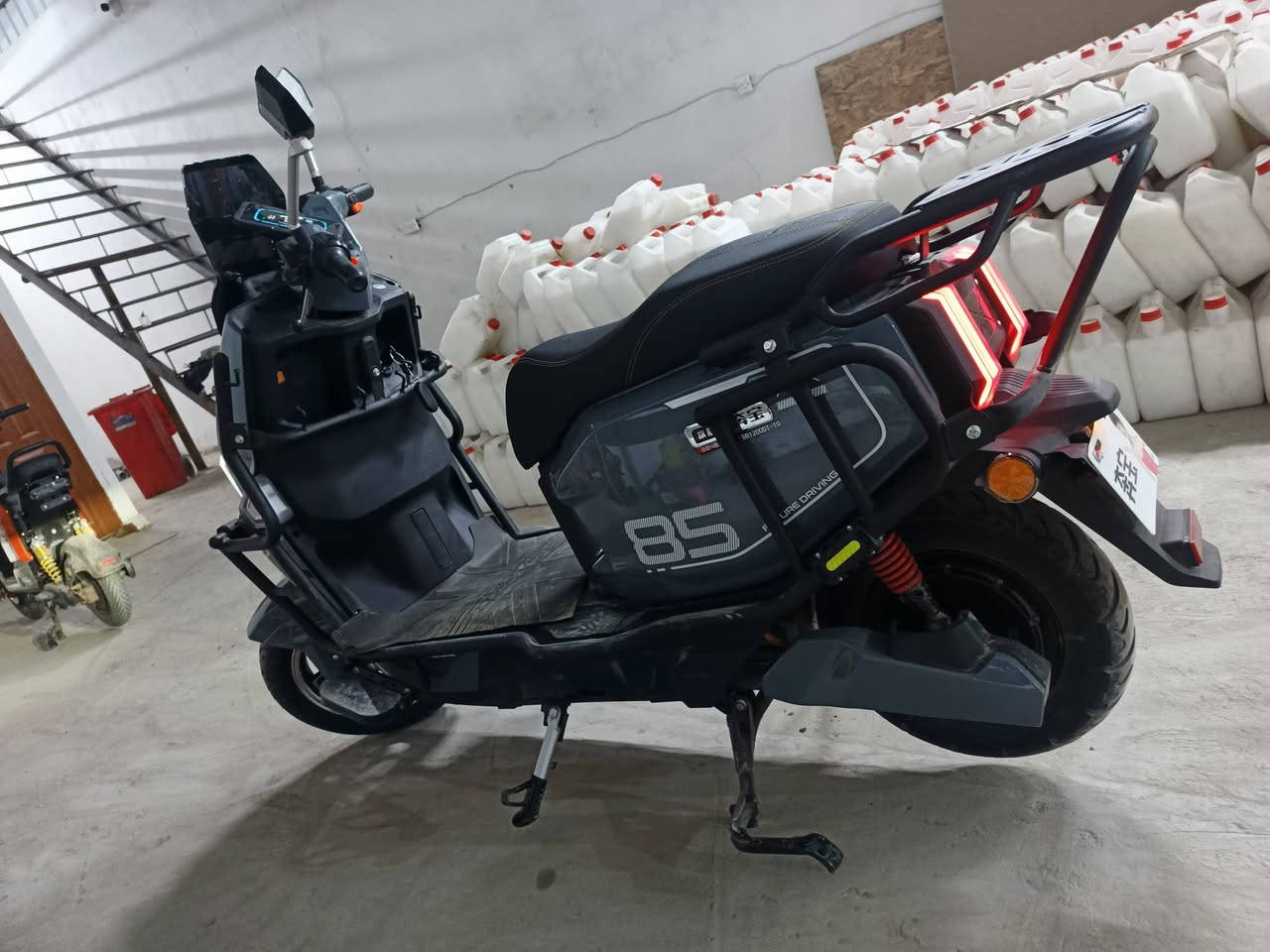 عندي شحن صاعقه 6 باتري مسطره 32 أمبير تمشي 70 كيلو  ملف 2000  بيها نضام بك و٣ سرع هورن بارك بريك هيدروليك تاير حجم 12 بعدها جديده استعمال شهر لو اسمنتي  عنواني  بغداد الحرية *********** واتساب موجود
