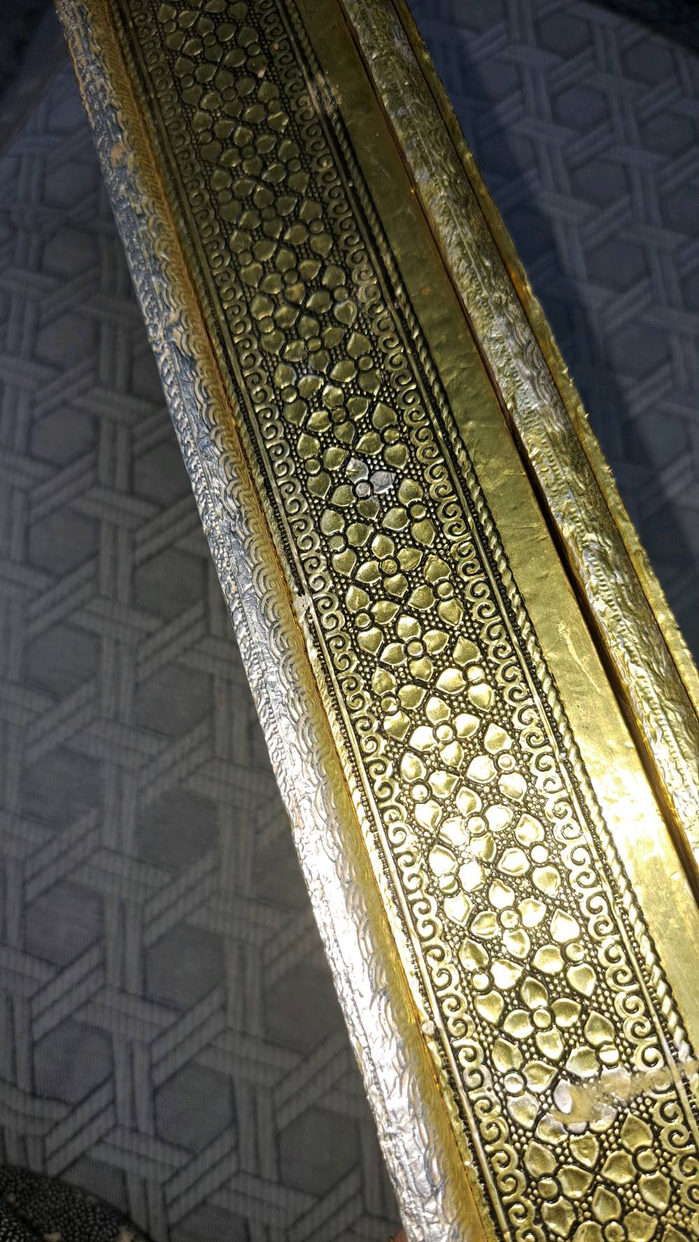 علبه خشب كبيرة مغلفه بالمعدن 
السعر ١٥ الف 
يوجد توصيل