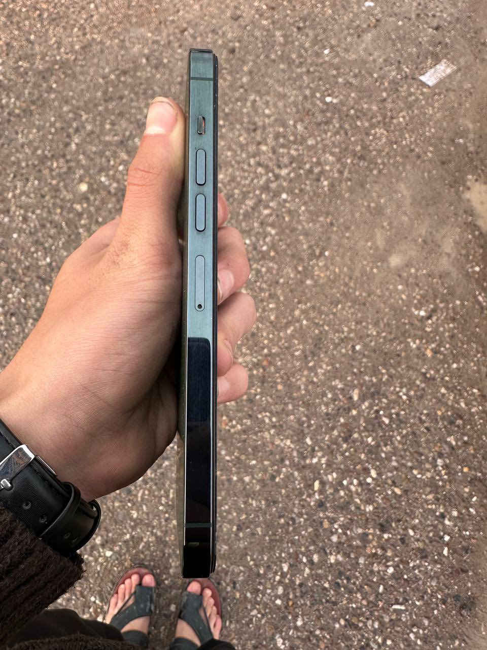 ايفون 13 برو ماكس
لون : زيتوني 
نضافة : 100%
بطارية : 85 
ذاكرة : 265
الجهاز شرق اوسط مو امريكي ولا صيني مع كارتونة وشاحنة الاصلية مال شركة ماستر گروب  الجهاز مبدل فقط شاشة اصلية غير نقص مابي 
خلي سعرك اذا عجبني نتوكل على الله 
للتواصل : ***********
