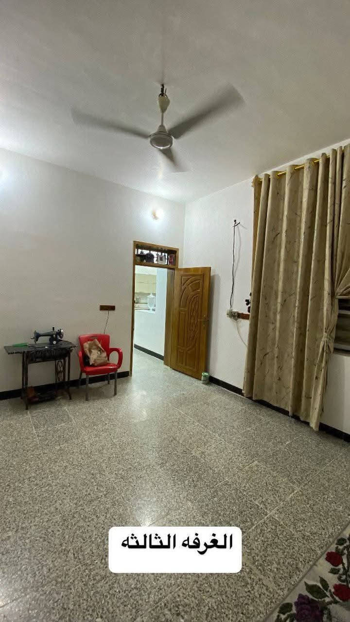🛑بيت مع محل🛑..
للبيع طابو زراعي سند(25) مشمول بالتمليك)

المساحه:-240 متر مربع ✅ 

البيت بناء درجه أولى..اساس وسقف صب كونكريت

يحتوي البيت على..3 غرف نوم وصاله كبيره واستقبال كبير ومطبخ وحمامات عدد(2)

يحتوي البيت على مدخلين ☑️ 

 ارضيه كاشي ✅ درجه اولى 

السطح شتايگر درجه اولى 

البيت يطل على شارعين 

المنطقه تحتوي على ماء وكهرباء وتبليط

العنوان..📍شارع المطار مقابل محلق قريه الغدير

للاستفسار الإتصال على الرقم التالي أو مراسله واتساب ⬇️

***********
