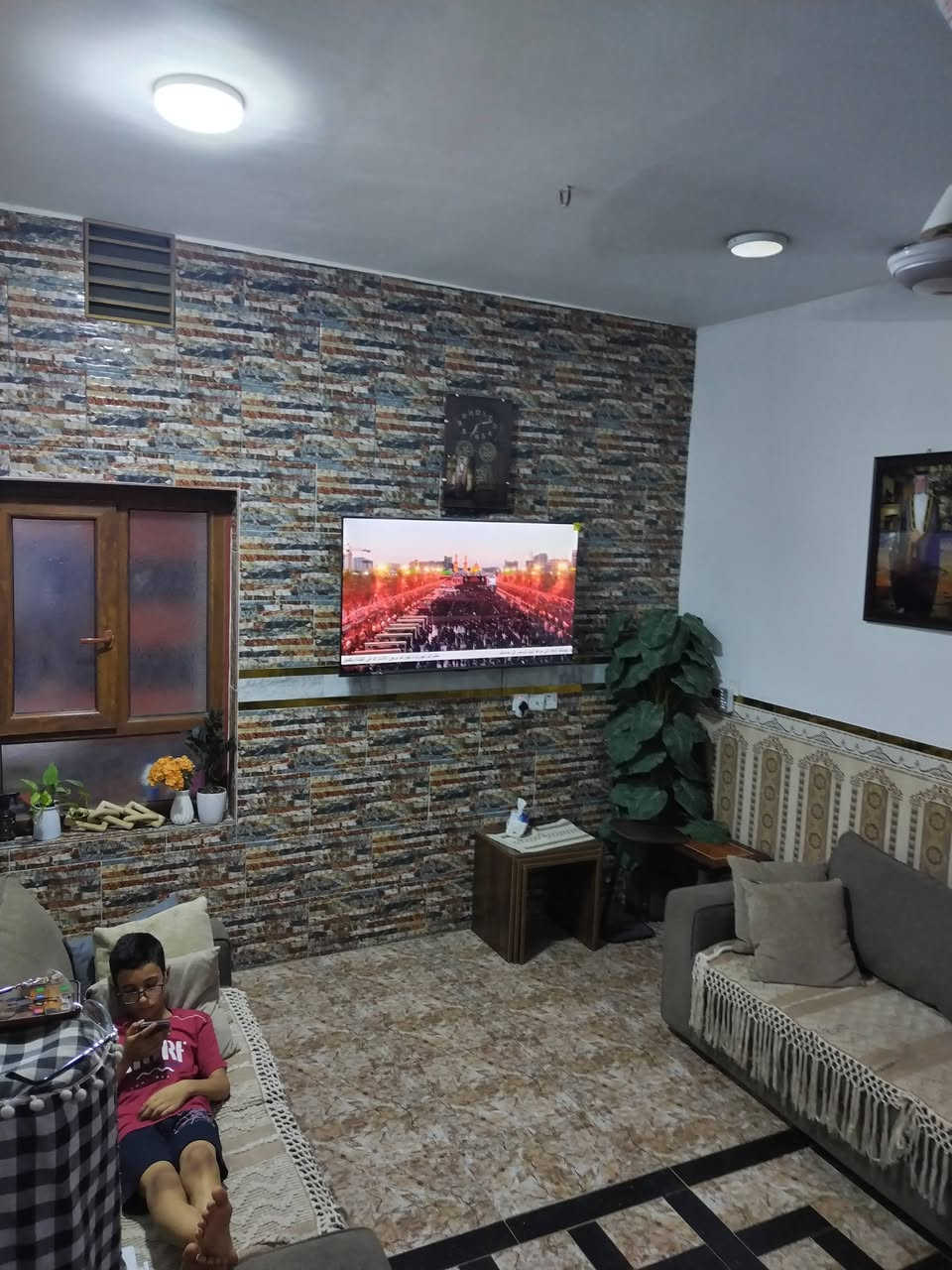السلام عليكم بيت طابو زراعي سند 25  مساحه 70 متر الواجهه 10×7 كامل بدون نقص عدا الواجهه طابوق يحتوي في الطابق الارضي على استقبال كبيره مع مطبخ وهول مع خدمات عدد2 وترك خلفي والطابق الثاني يحتوي على غرفتين سويتات ودرج للسطح الثاني وبيتونه. وللعلم يحتوي على خطين كهرباء وطني وخطين ماء اساله. العنوان الدوره ابو دشير شارع حسينية الثقلين قريب جدا من الطابو. للاستفسار الاتصال على الهاتف ***********
