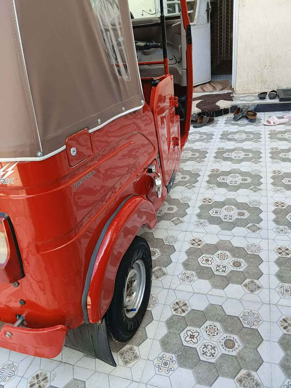 البيع تكتك موديل 22شهر الثامن رقم بغداد وبسمي تكتك كفاله عدع طخه جوه لبكلايت ومرجعه عل بارد وبدون صبغ وتعمير دوس تكتك نضيفه حيل تخم تاير جديد مكان ديالى بعقوبه السعر اتصل وتدلل ***********
